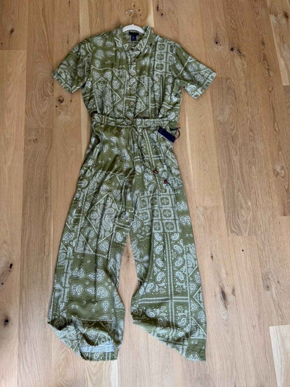 Rachel by Rachel Roy Coordinated set in avocado/sage green paisley! NWT Medium